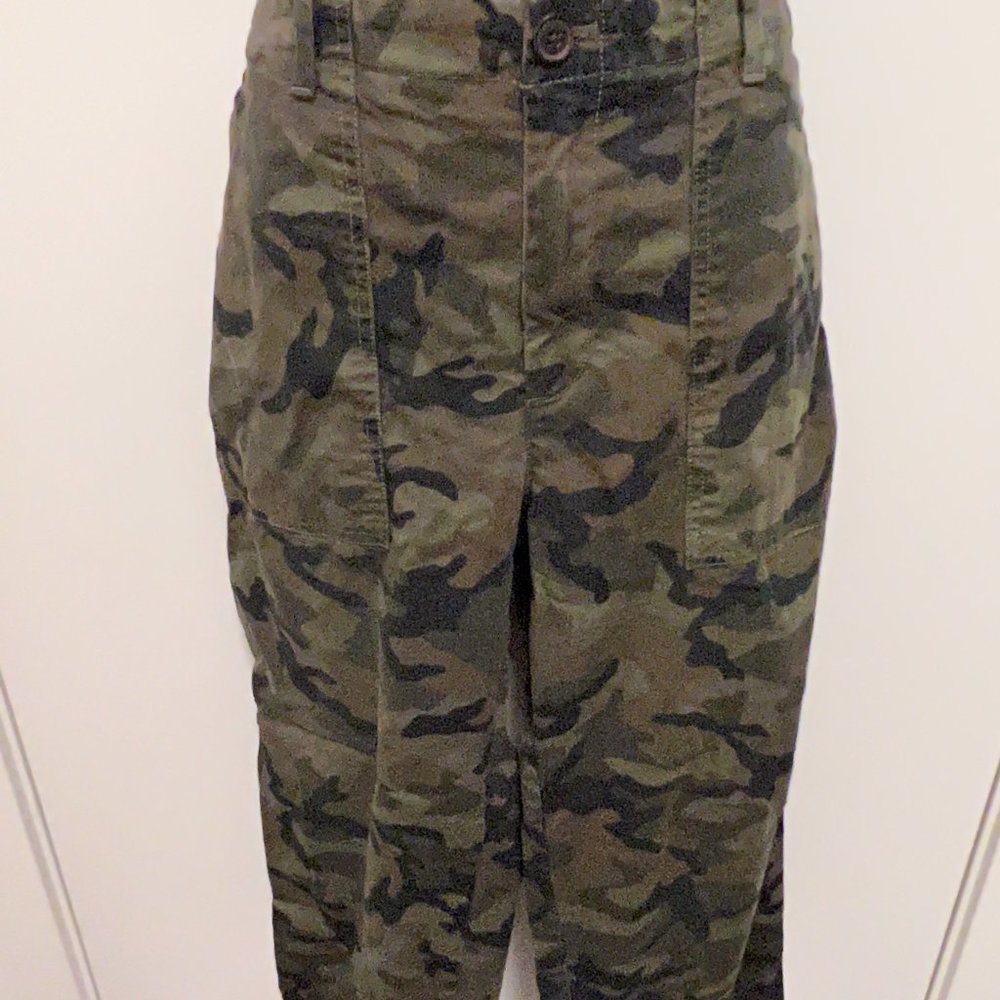 GAP Cropped Girlfriend Chinos in Camo Pattern - Size 16
